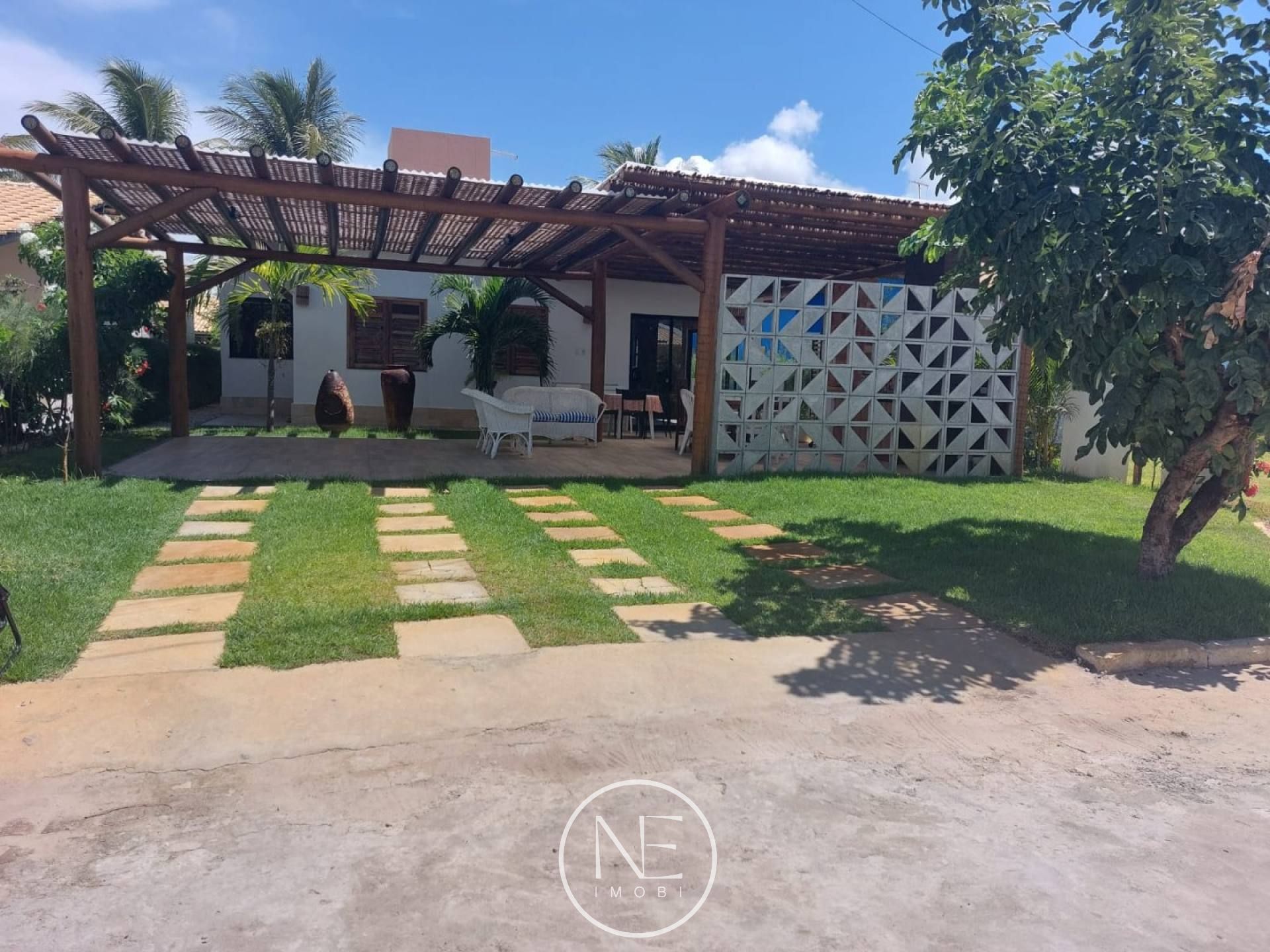 Casa com Design Moderno no Condomínio Sol e Mar I