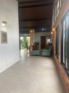 Casa com Design Moderno no Condomínio Sol e Mar I