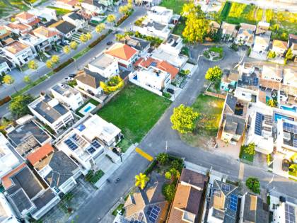 Lote de esquina a venda no Condomínio Jardins da Serra