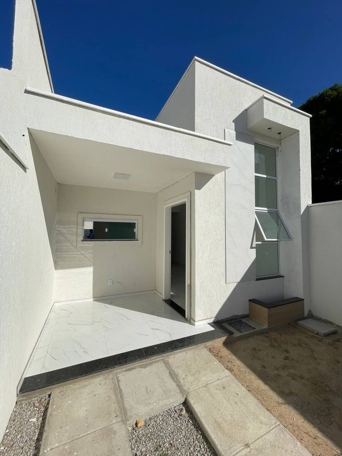 casa plana com 3 quartos suite com closet e pe direito duplo