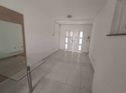 CASA DUPLEX PARA LOCAÇÃO COM CONFORTO E PRATICIDADE NA PAJUÇARA