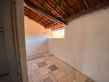 LOCAÇÃO - CASA 2 QUARTOS JAÇANAÚ/ GARAGEM P/ MOTOS