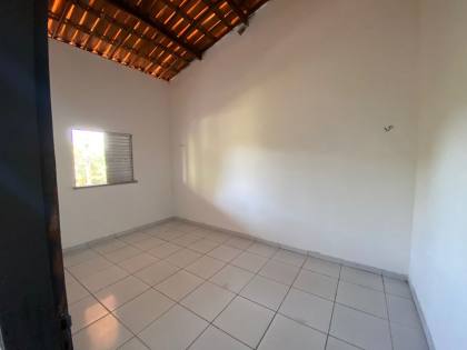 LOCAÇÃO - CASA 2 QUARTOS JAÇANAÚ/ GARAGEM P/ MOTOS