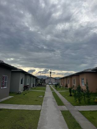 Repasse - Casa em condomínio fechado.