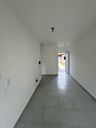 Repasse - Casa em condomínio fechado.