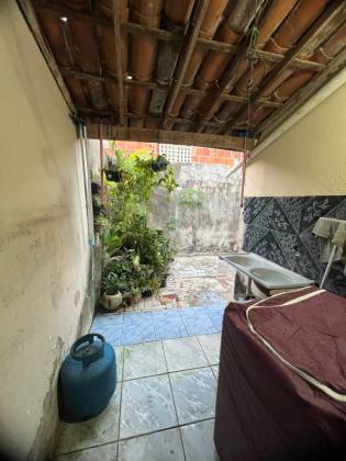 CASA AMPLA DISPONÍVEL