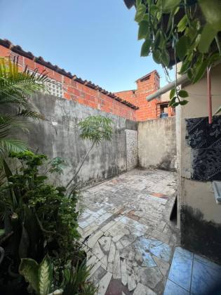 CASA AMPLA DISPONÍVEL