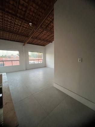 CASA AMPLA DISPONÍVEL