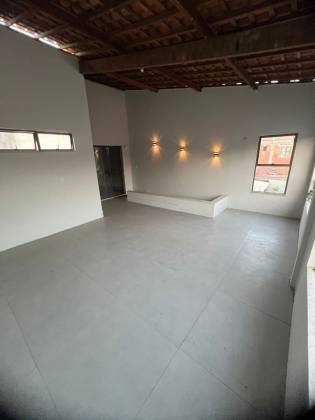CASA AMPLA DISPONÍVEL