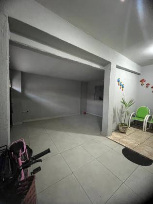 CASA AMPLA DISPONÍVEL