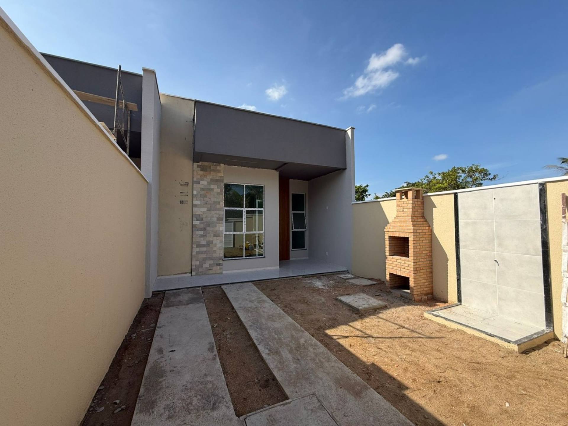 Casa plana com 3 quartos no Luzardo Viana