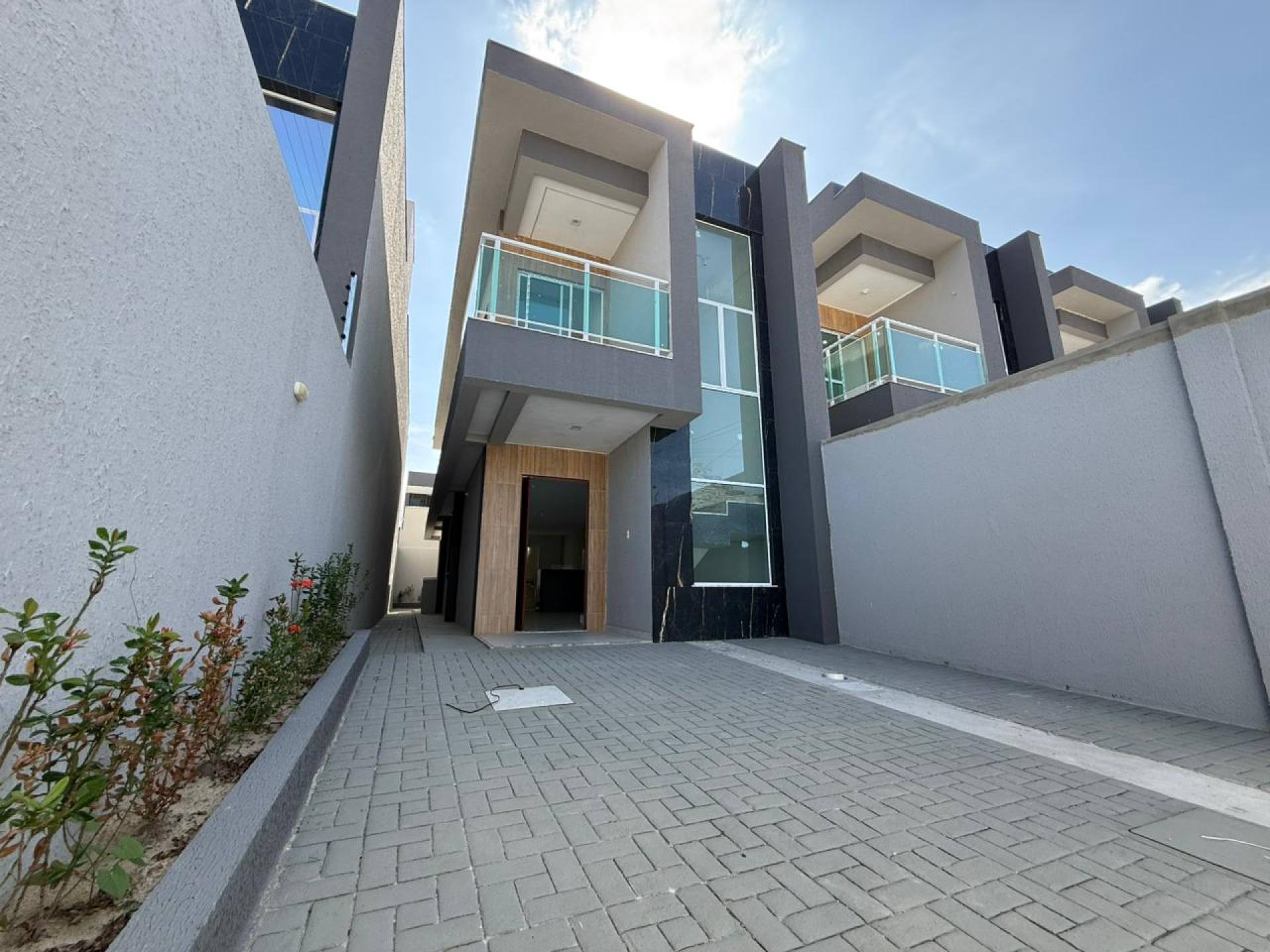 Casa duplex com 3 quartos e varanda