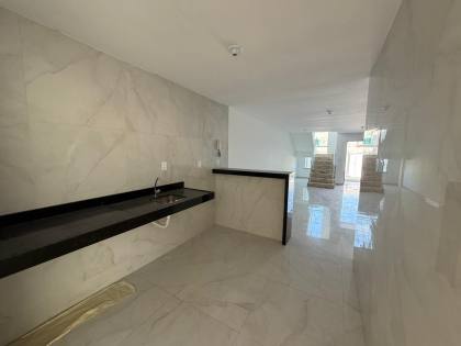 Casa duplex com 3 quartos e varanda