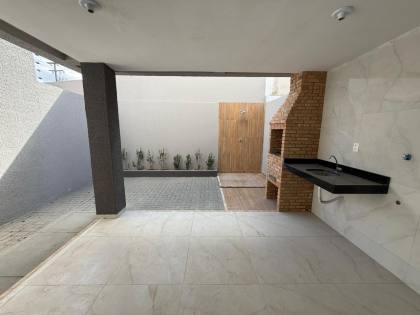 Casa duplex com 3 quartos e varanda