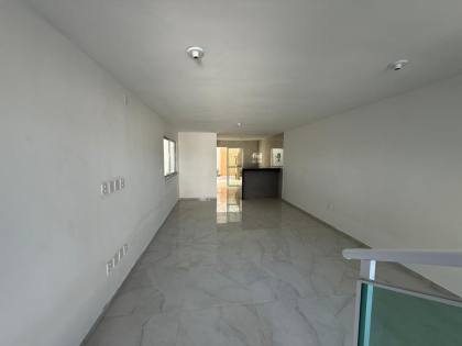 Casa duplex com 3 quartos e varanda