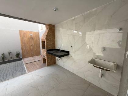 Casa duplex com 3 quartos e varanda