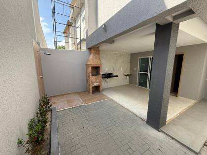 Casa duplex com 3 quartos e varanda