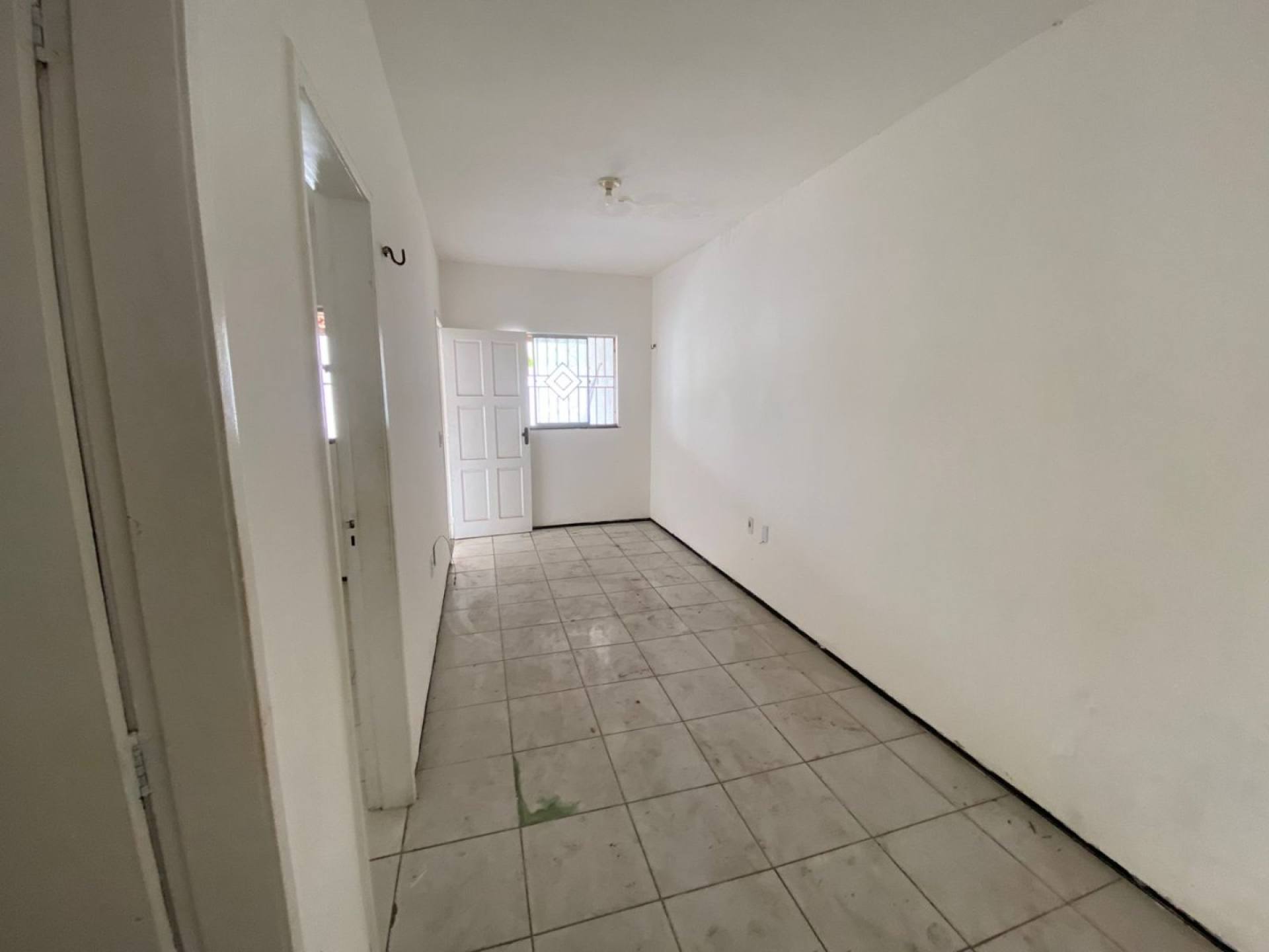 CASA DE 2 QUARTOS NO LAGOA PARK ( GARAGEM E QUINTAL )