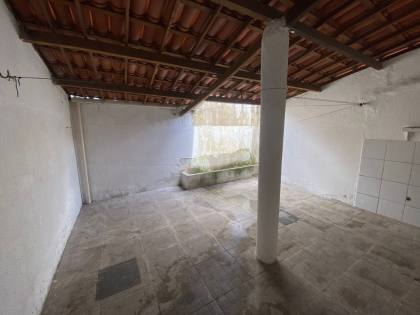 CASA DE 2 QUARTOS NO LAGOA PARK ( GARAGEM E QUINTAL )