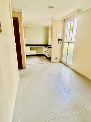 APARTAMENTO 2 QUARTOS COM PROJETADO E QUINTAL