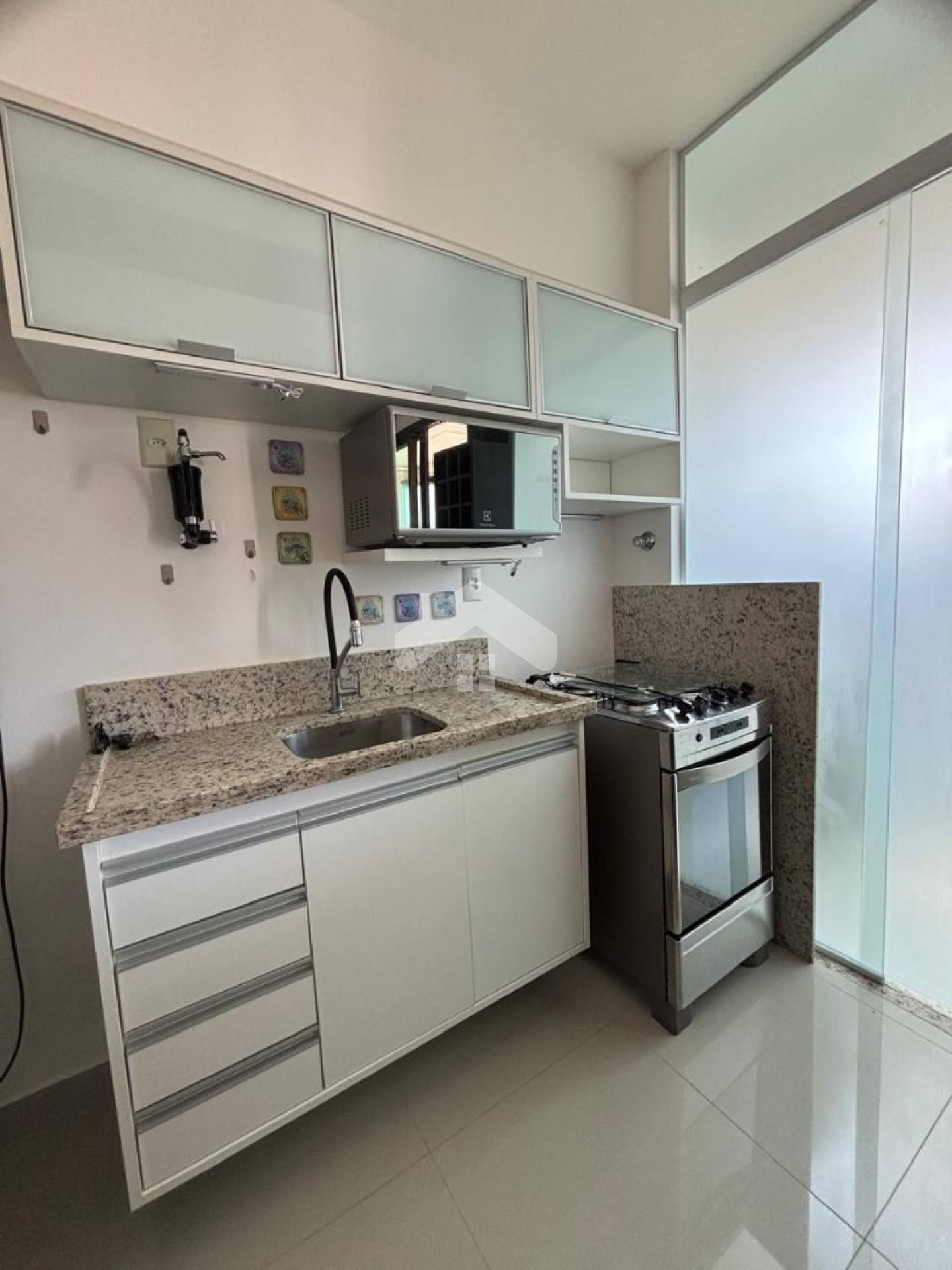 Apartamento MOBILIADO no Ed. Serra dos Corais , 1/4, 1 vaga - Jardim Armação
