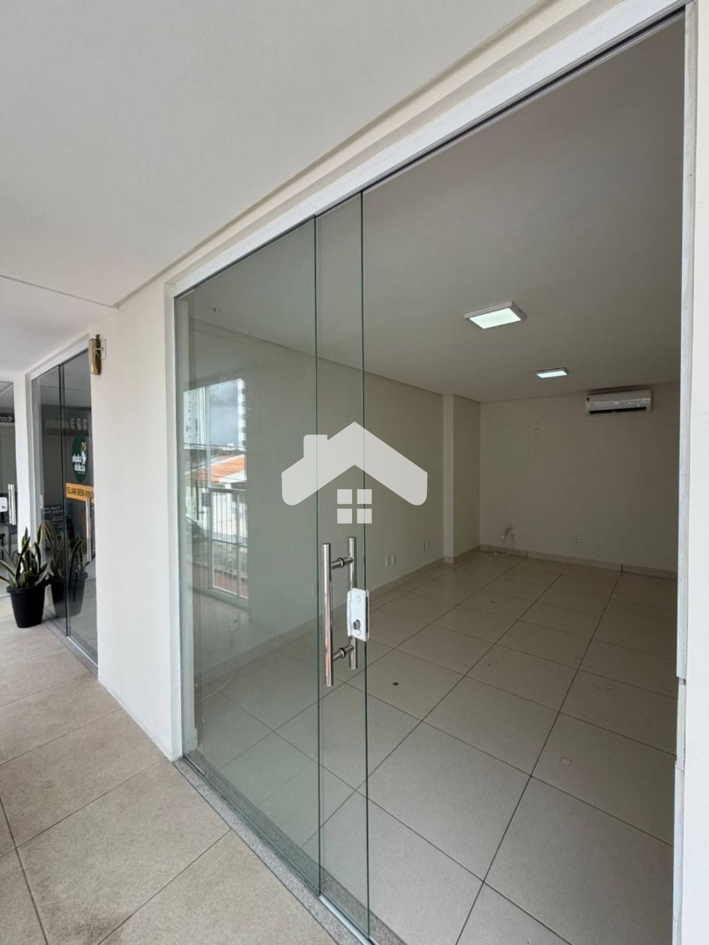 Sala comercial na Galeria Andara, 1 banheiro privativo - Luzia