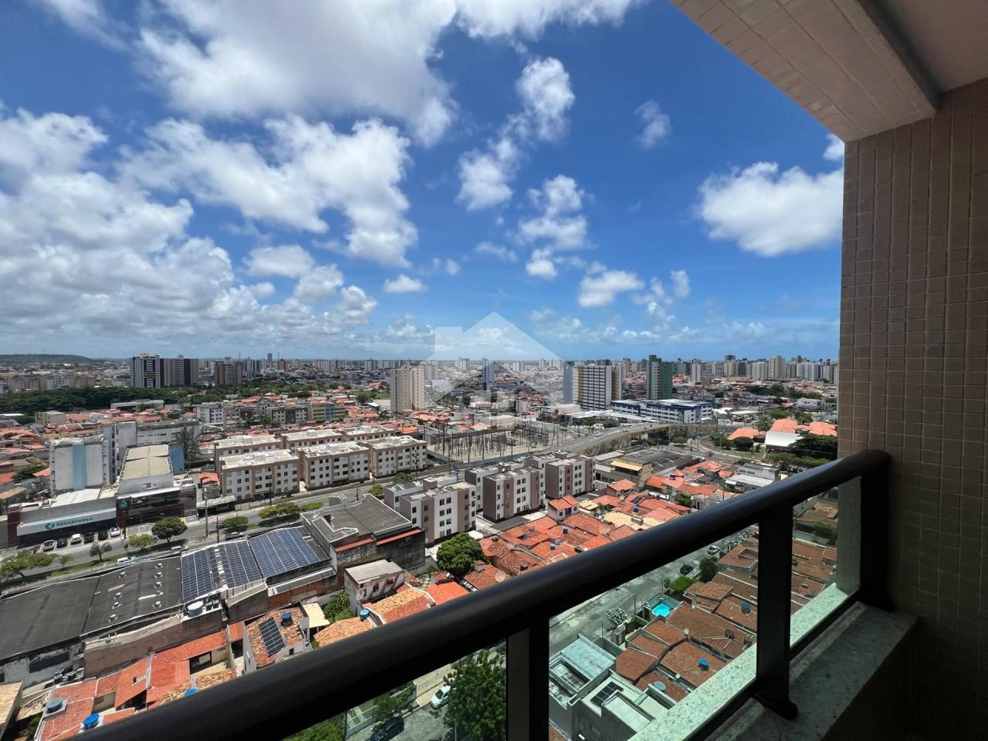 Apartamento em andar alto com 2 quartos sendo um suíte na Alameda das Árvores/ Luzia