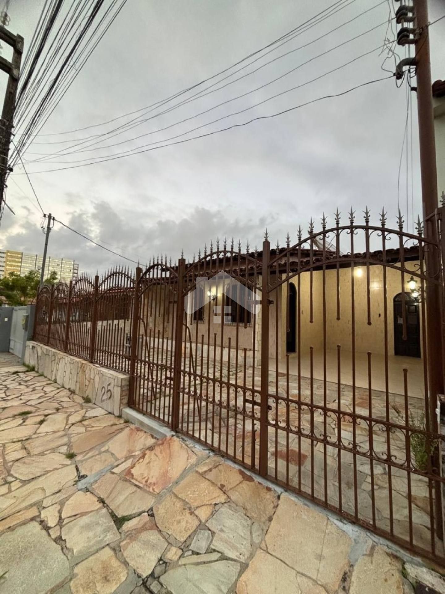Casa 4/4, 2 suítes, 2 vagas, quintal amplo, armários embutidos - Suíssa