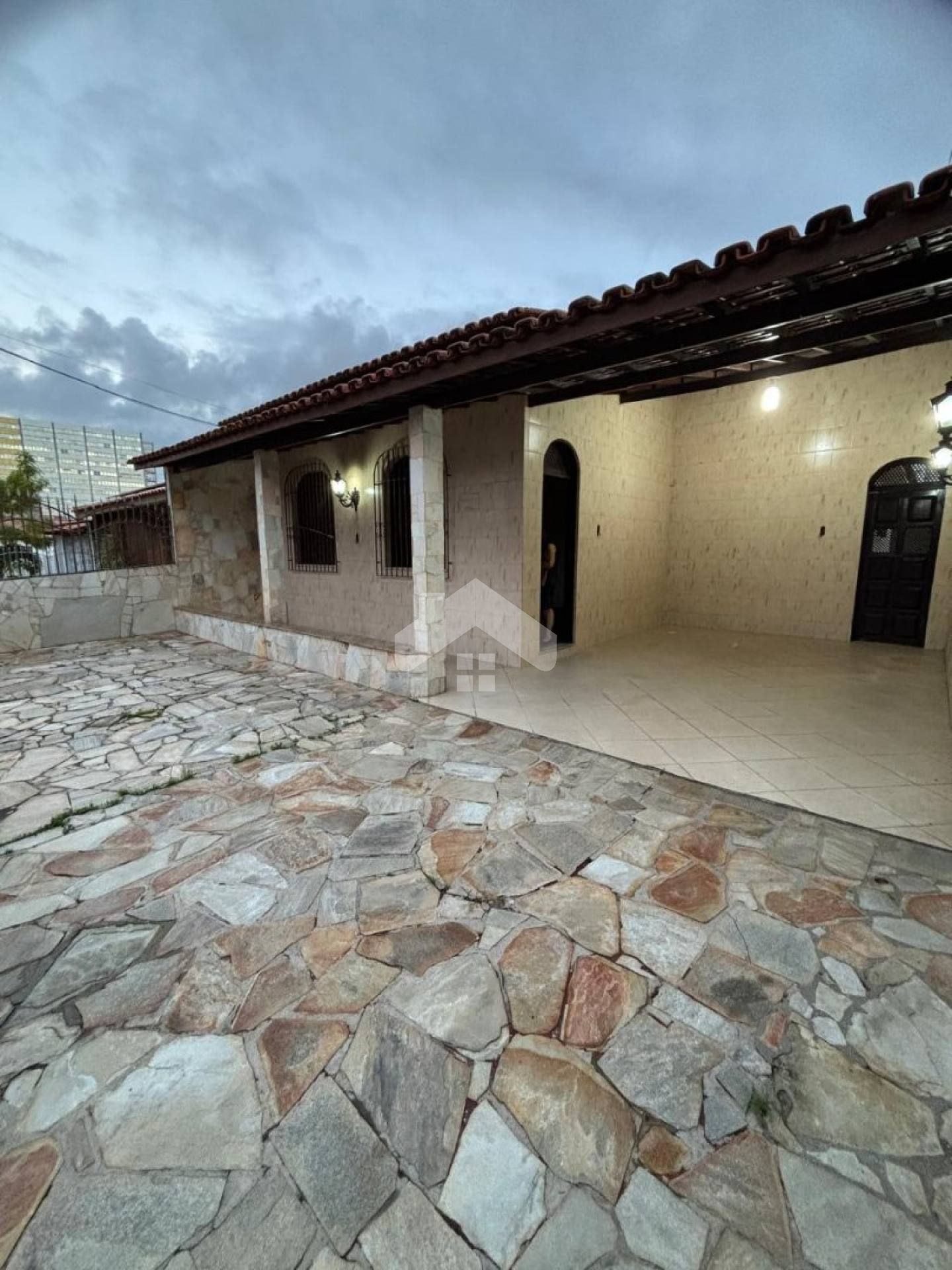 Casa 4/4, 2 suítes, 2 vagas, quintal amplo, armários embutidos - Suíssa