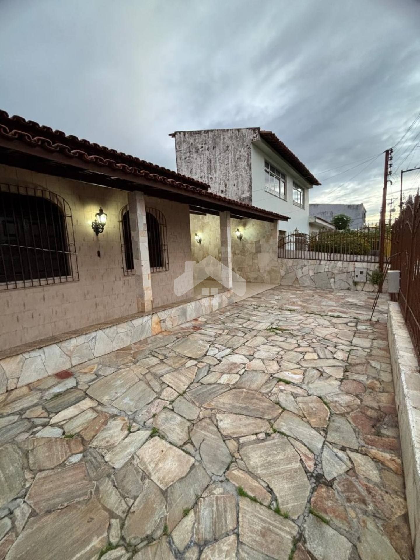 Casa 4/4, 2 suítes, 2 vagas, quintal amplo, armários embutidos - Suíssa