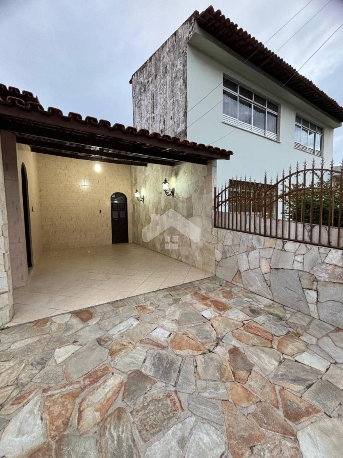 Casa 4/4, 2 suítes, 2 vagas, quintal amplo, armários embutidos - Suíssa