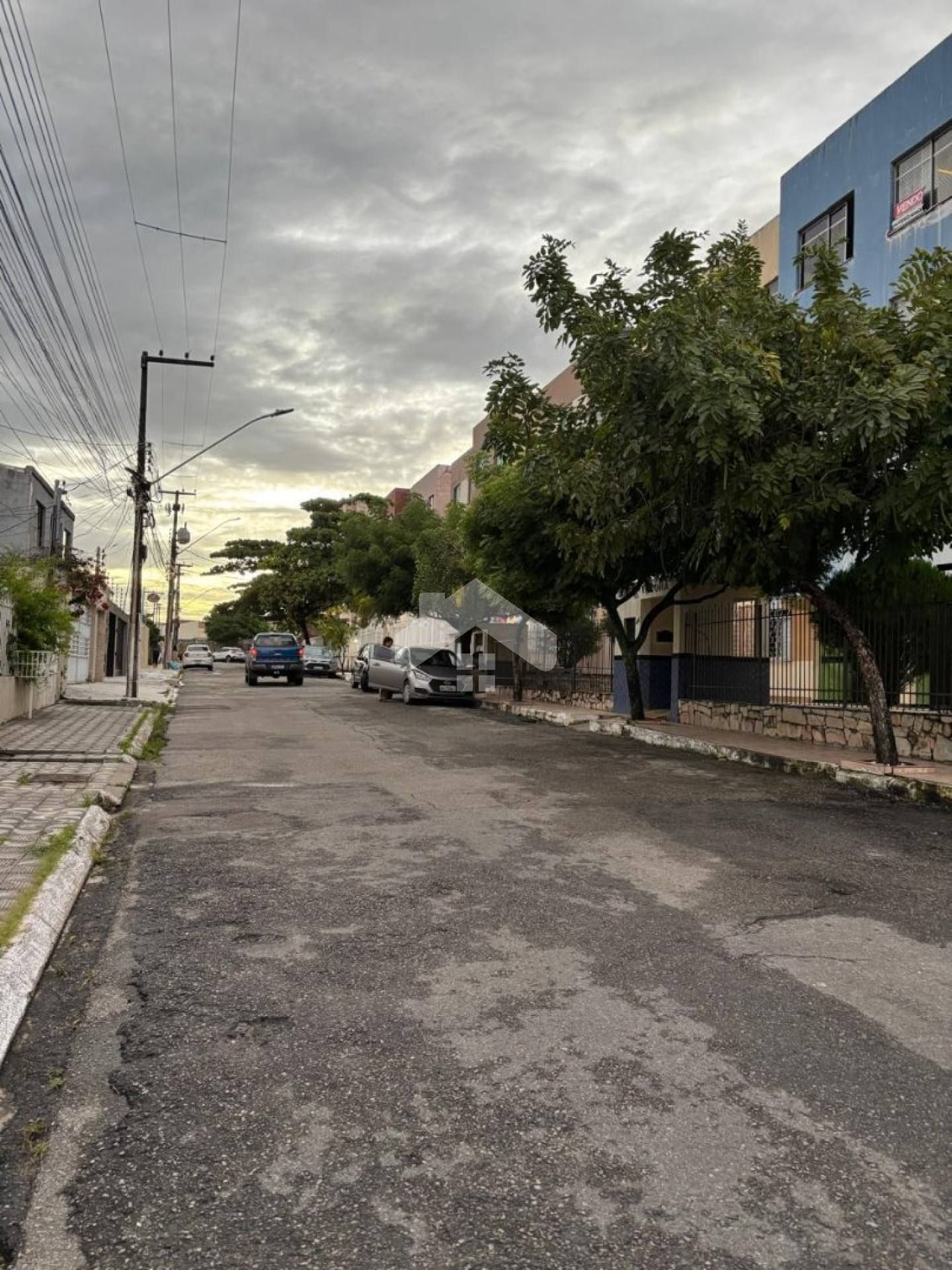 Casa 4/4, 2 suítes, 2 vagas, quintal amplo, armários embutidos - Suíssa