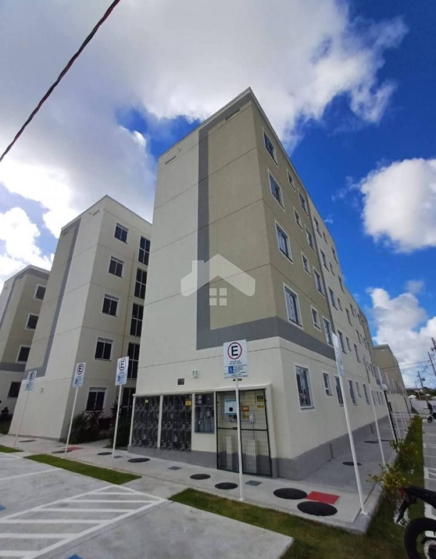 Apartamento no Cond. Praia de Atalaia, 2/4, 1 vaga - Capucho