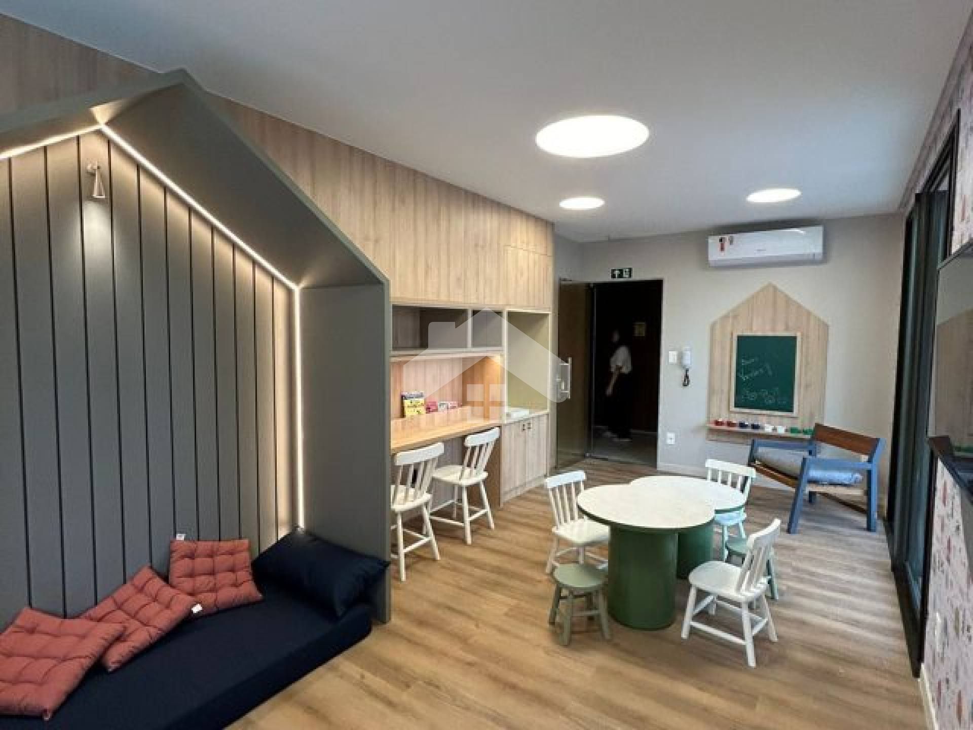Apartamento sombra total com 3 suítes no Bairro Garcia