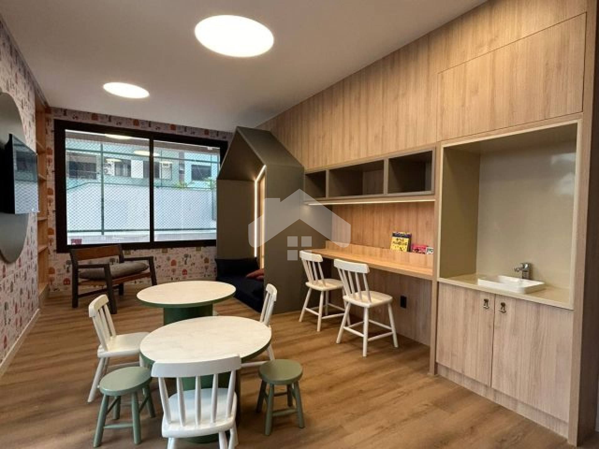 Apartamento sombra total com 3 suítes no Bairro Garcia