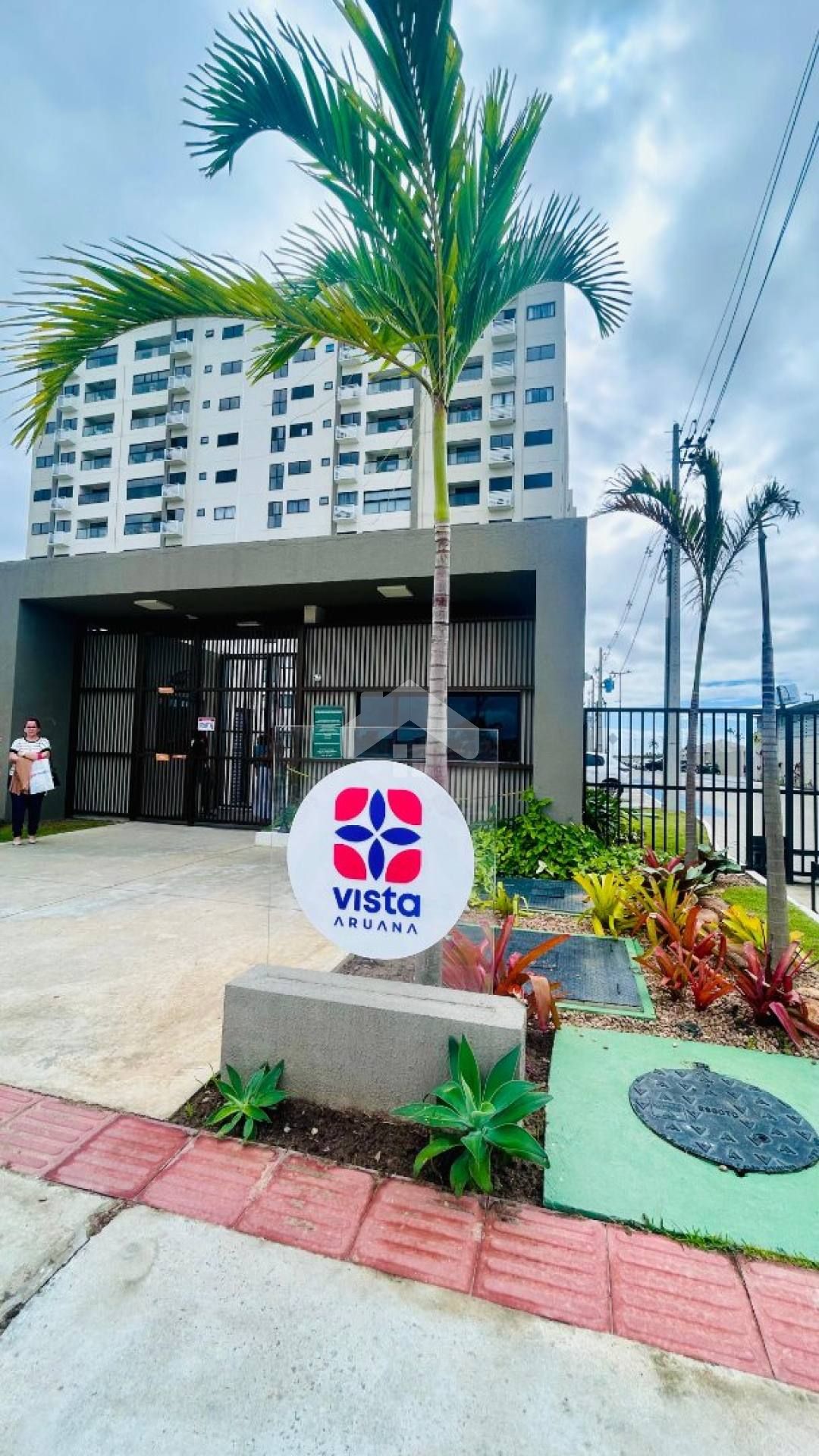 Apartamento reformado com 2 quartos sendo um suíte no Bairro Aruana.