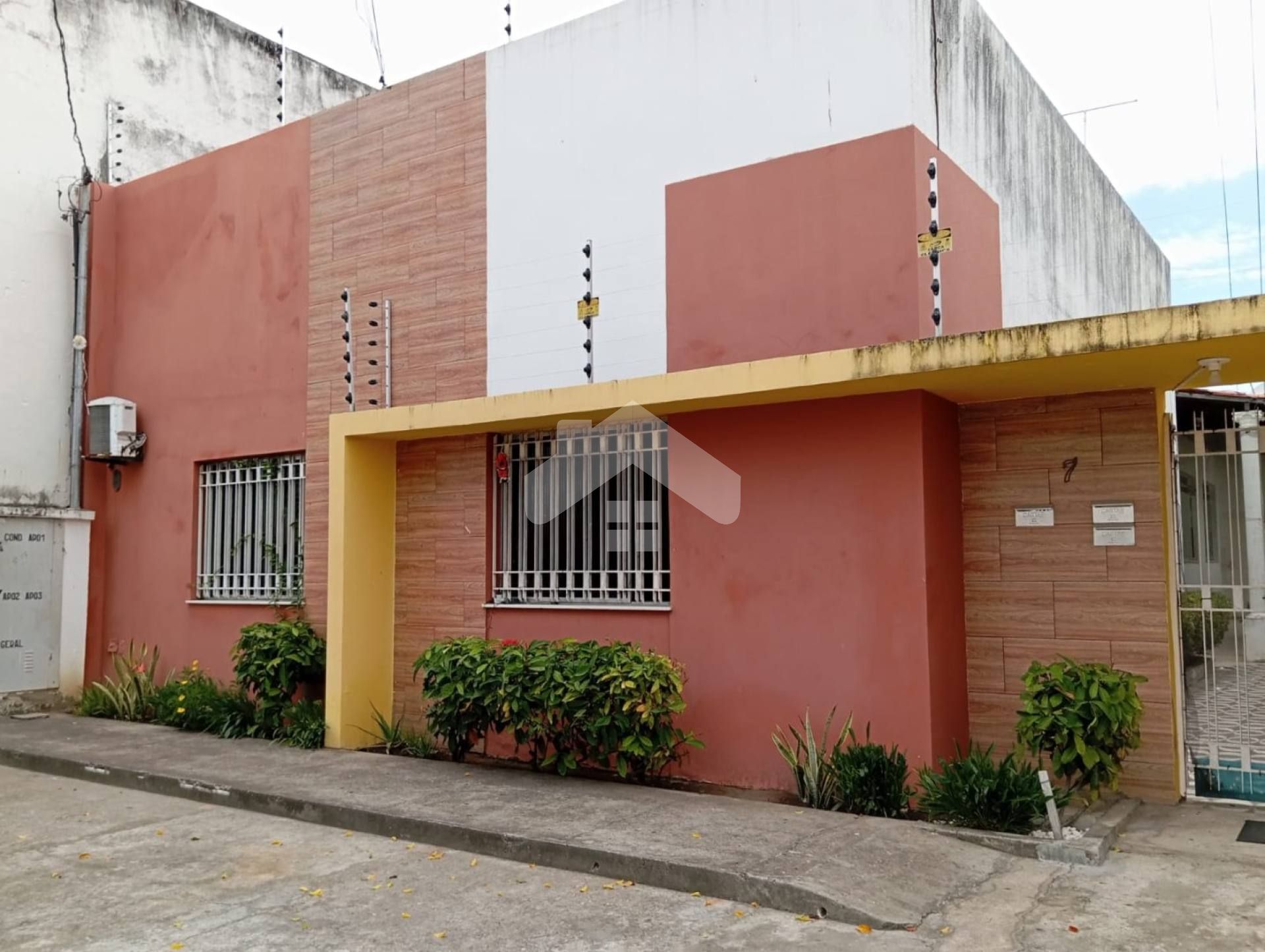 Casa 2/4, 1 banheiro, 1 vaga de garagem - São Conrado.