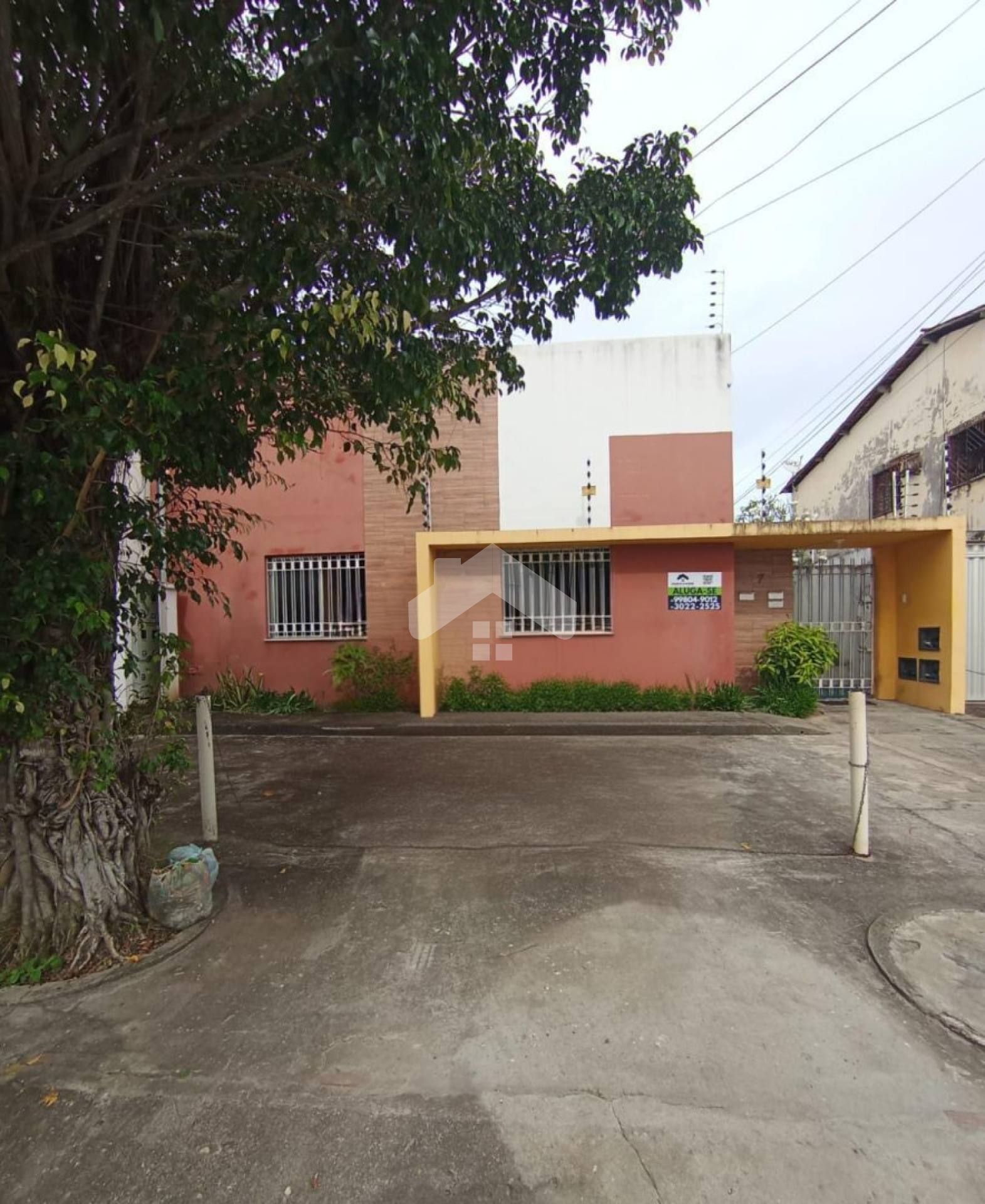 Casa 2/4, 1 banheiro, 1 vaga de garagem - São Conrado.