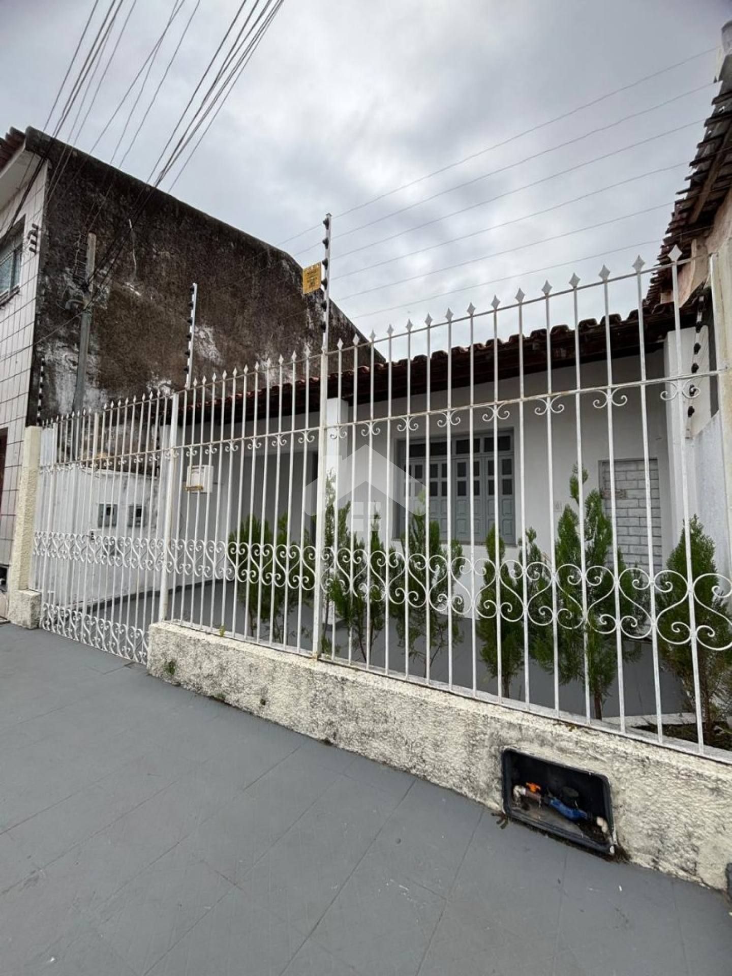 Casa com 2/4, 1 banheiro, 1 vaga - Siqueira Campos