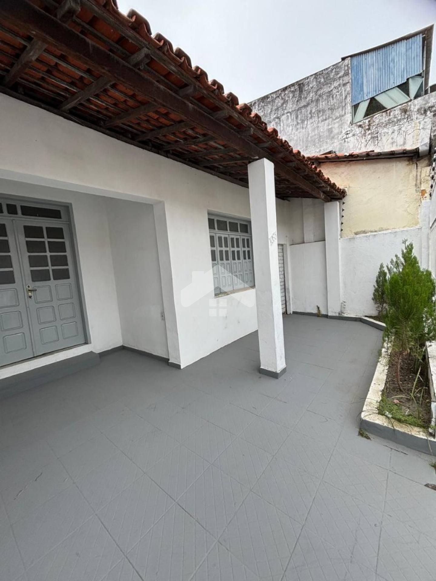 Casa com 2/4, 1 banheiro, 1 vaga - Siqueira Campos