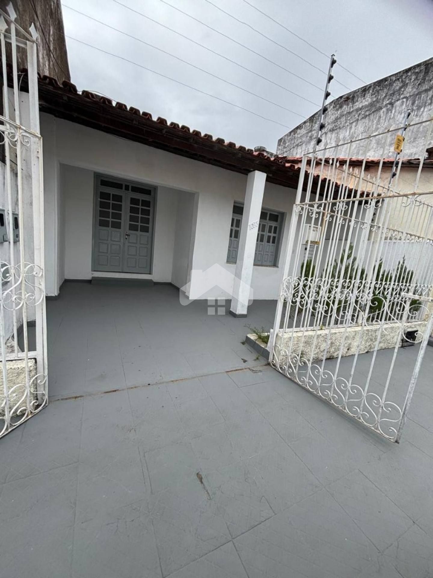 Casa com 2/4, 1 banheiro, 1 vaga - Siqueira Campos