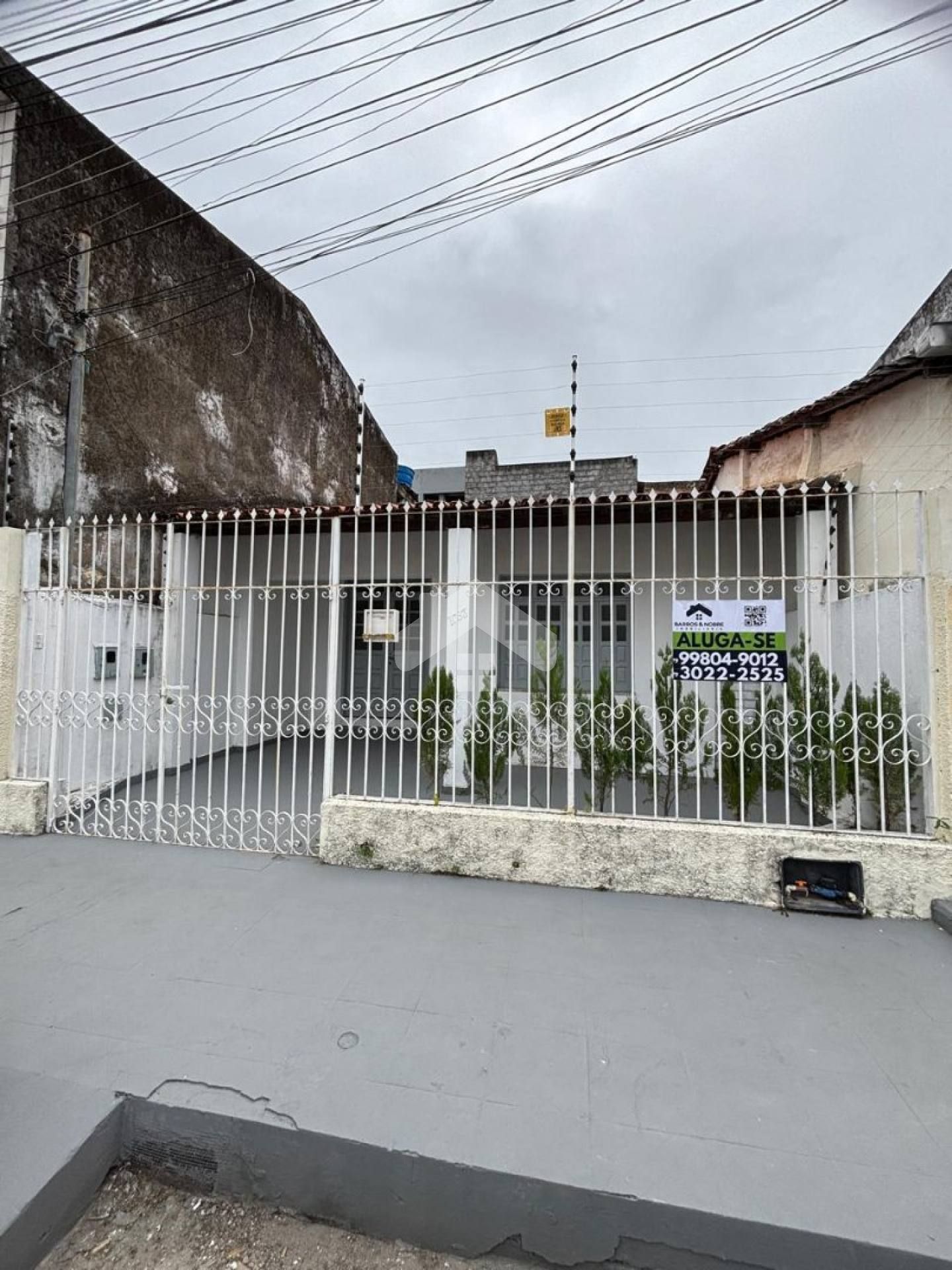 Casa com 2/4, 1 banheiro, 1 vaga - Siqueira Campos