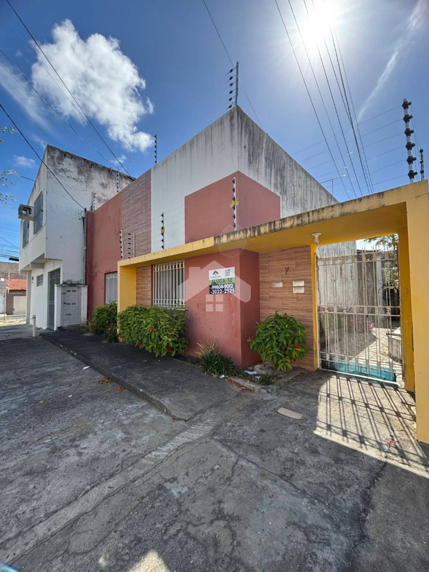 Casa (1) conjugada, 2/4, 1vaga, 1 banheiro, área de serviço - Conj. Orlando Dantas