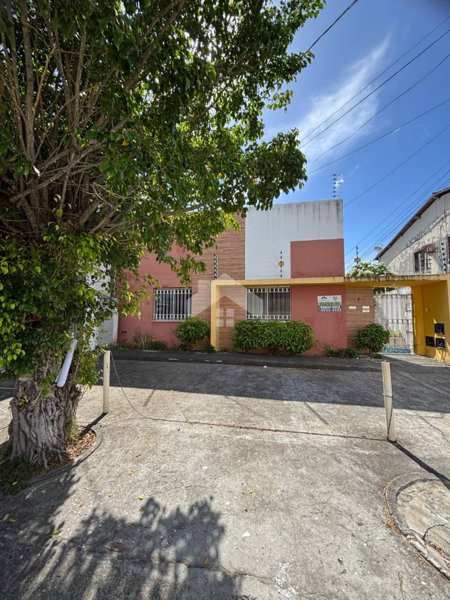 Casa (1) conjugada, 2/4, 1vaga, 1 banheiro, área de serviço - Conj. Orlando Dantas