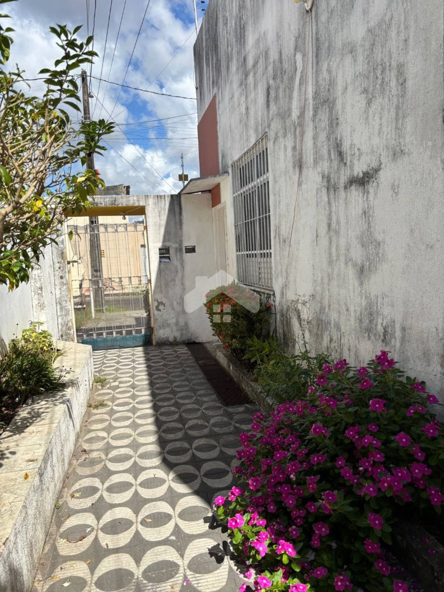 Casa (1) conjugada, 2/4, 1vaga, 1 banheiro, área de serviço - Conj. Orlando Dantas