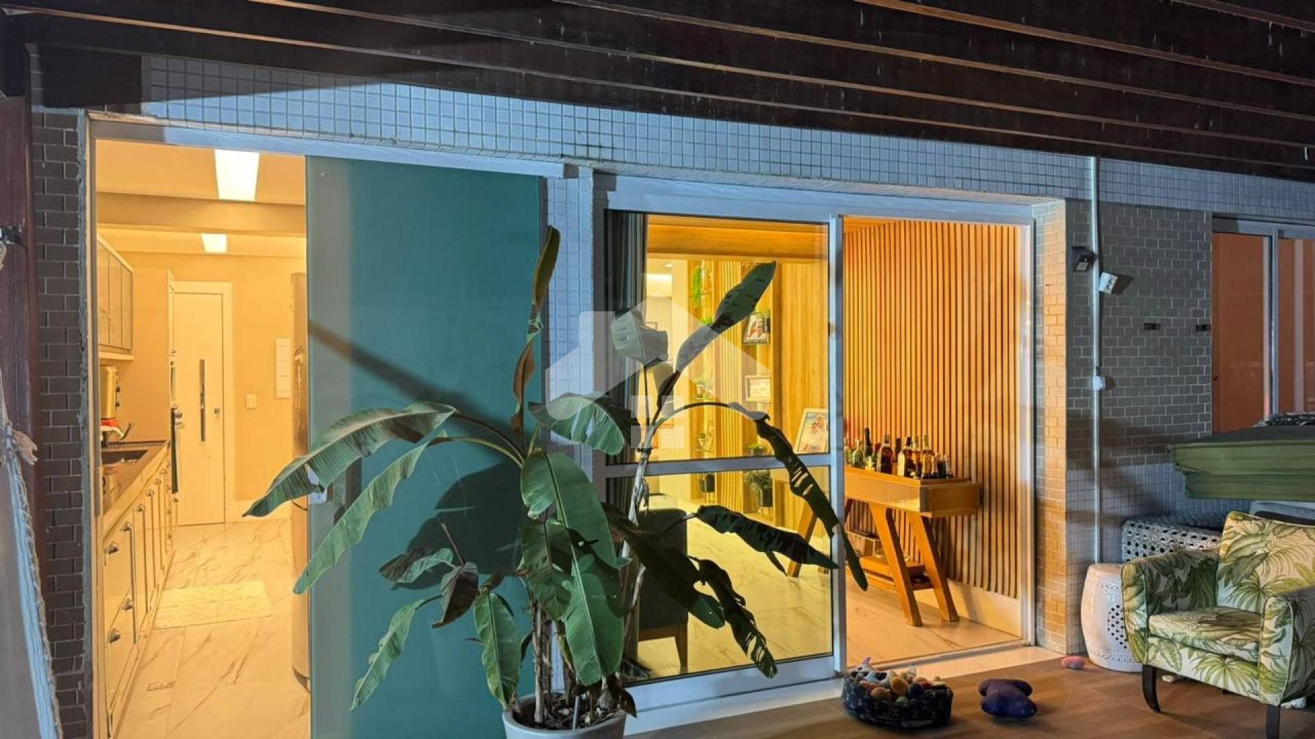 Apartamento terréo com varanda de 120 metros no Condomínio Jardins de Londres