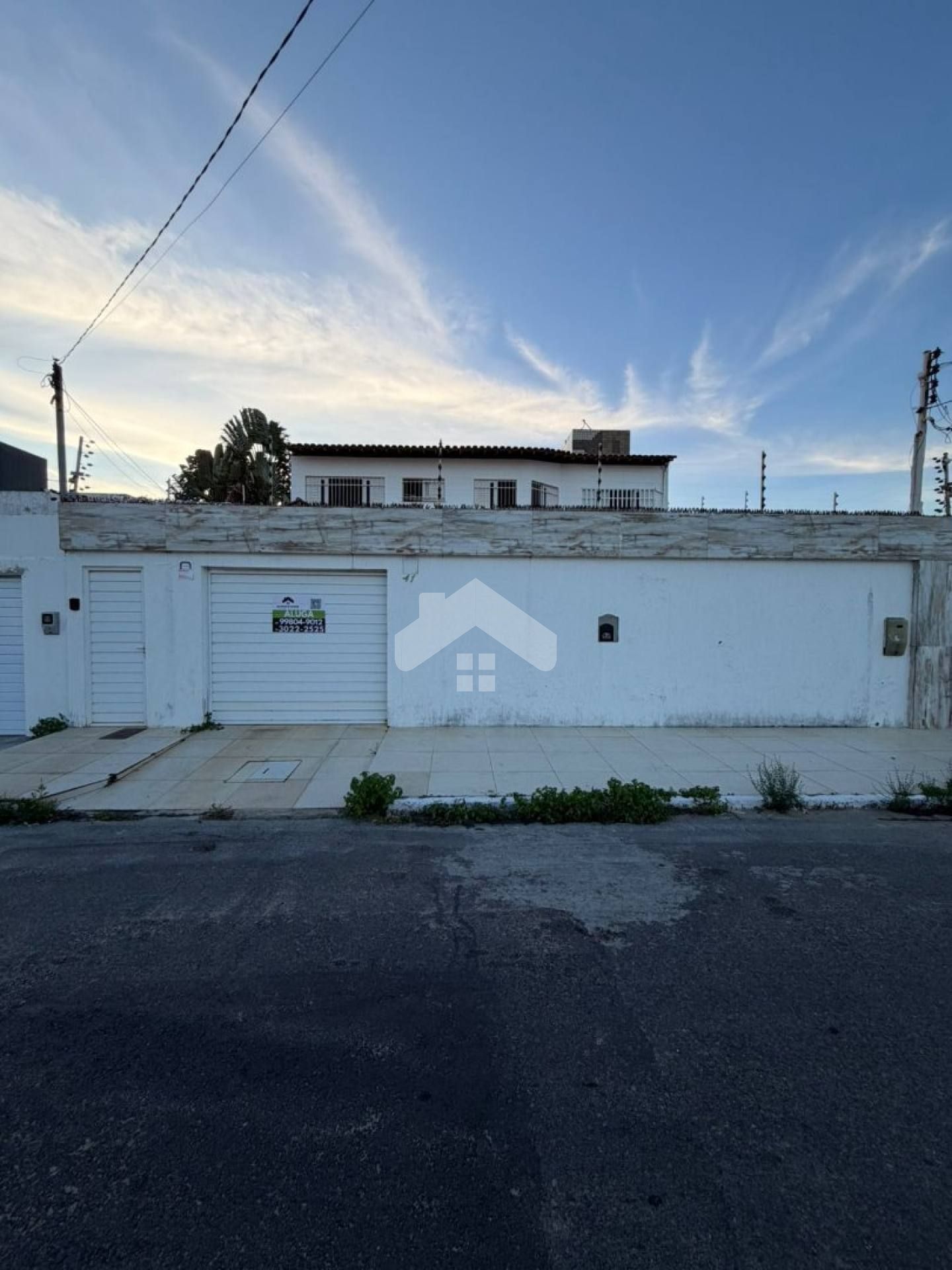 Casa com 4/4, 2 suítes, 4 vagas - Atalaia