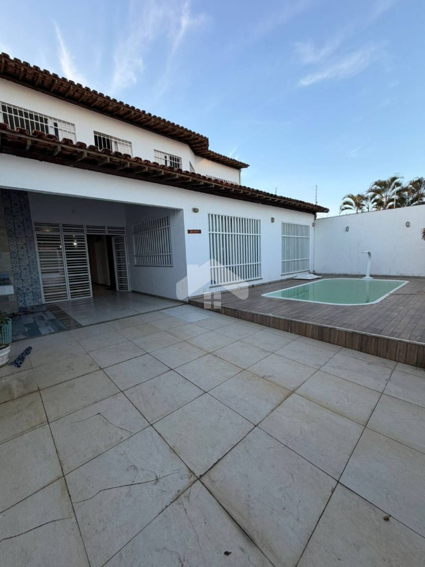 Casa com 4/4, 2 suítes, 4 vagas - Atalaia