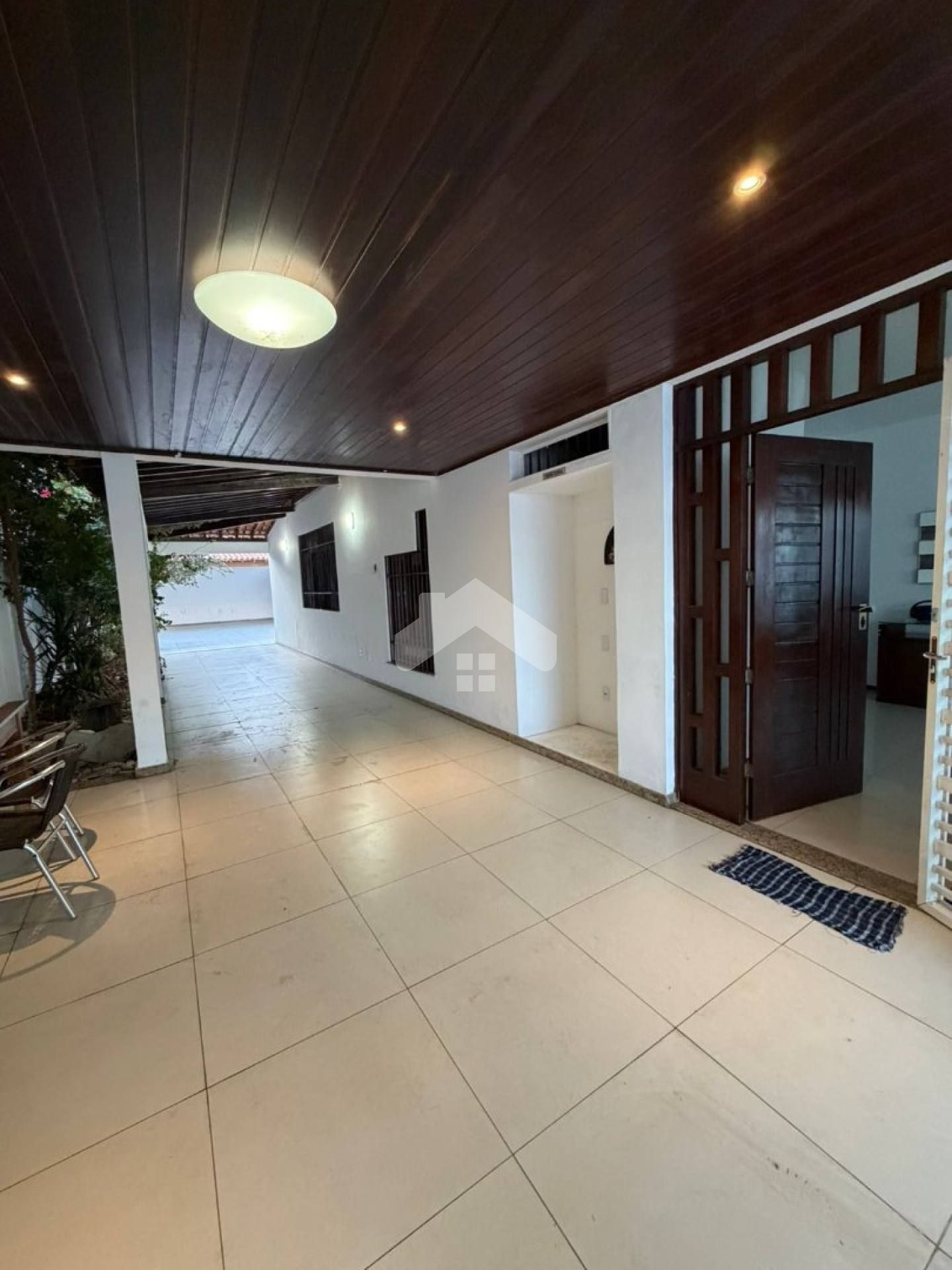 Casa com 4/4, 2 suítes, 4 vagas - Atalaia