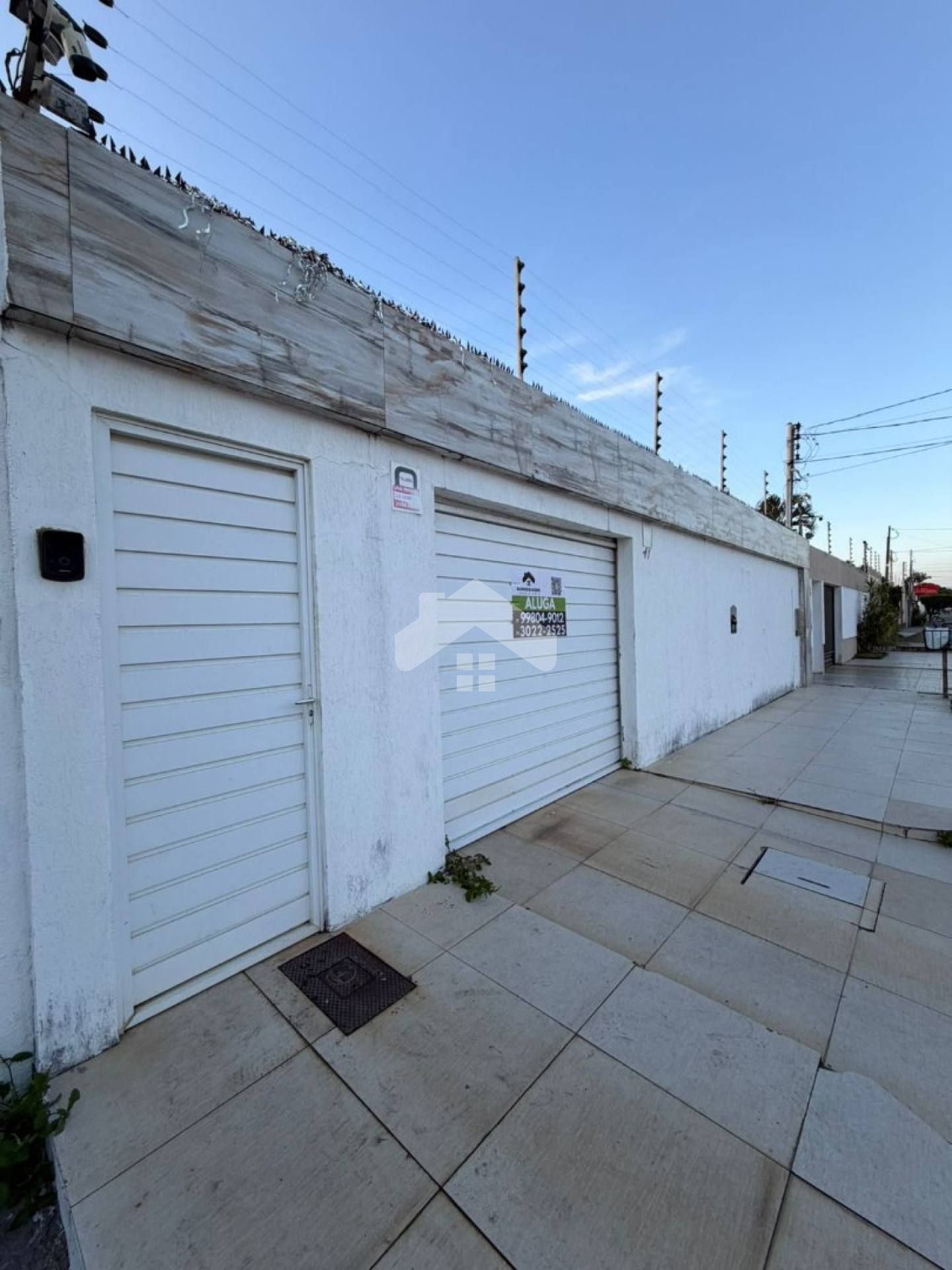 Casa com 4/4, 2 suítes, 4 vagas - Atalaia